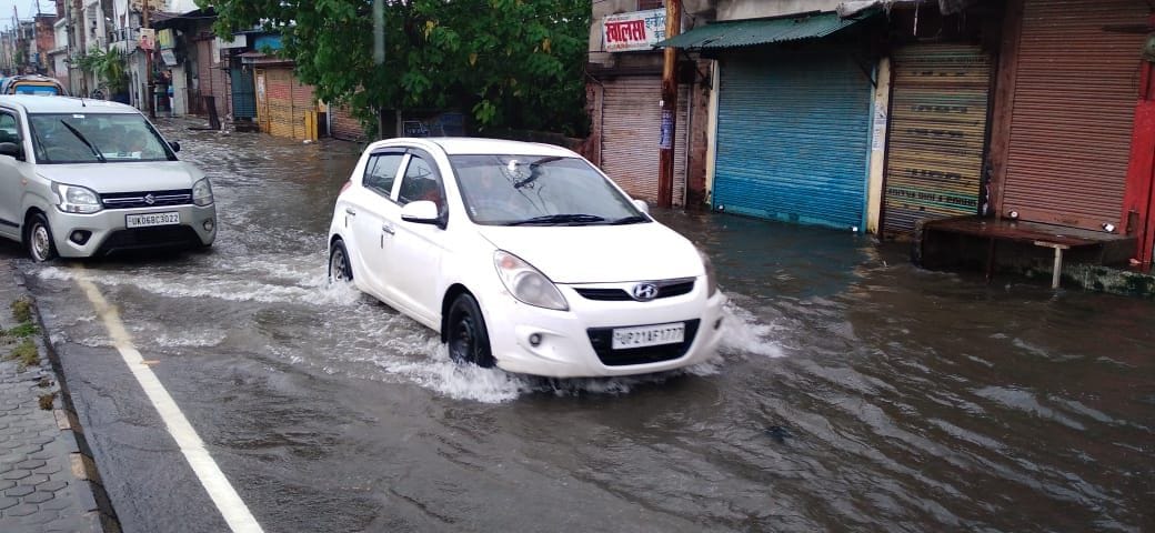 काशीपुर के ढेला बस्ती बंद पड़े मकान का बारिश के चलते गिरा लिंटर। संवाद काशीपुर के ढेला बस्ती बंद पड़े मकान का बारिश के चलते गिरा लिंटर। संवाद