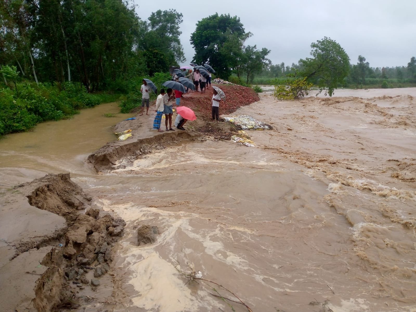 काशीपुर के ढेला बस्ती बंद पड़े मकान का बारिश के चलते गिरा लिंटर। संवाद काशीपुर के ढेला बस्ती बंद पड़े मकान का बारिश के चलते गिरा लिंटर। संवाद
