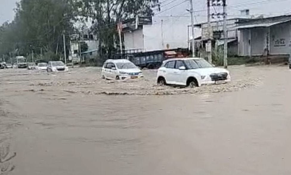 काशीपुर के ढेला बस्ती बंद पड़े मकान का बारिश के चलते गिरा लिंटर। संवाद काशीपुर के ढेला बस्ती बंद पड़े मकान का बारिश के चलते गिरा लिंटर। संवाद