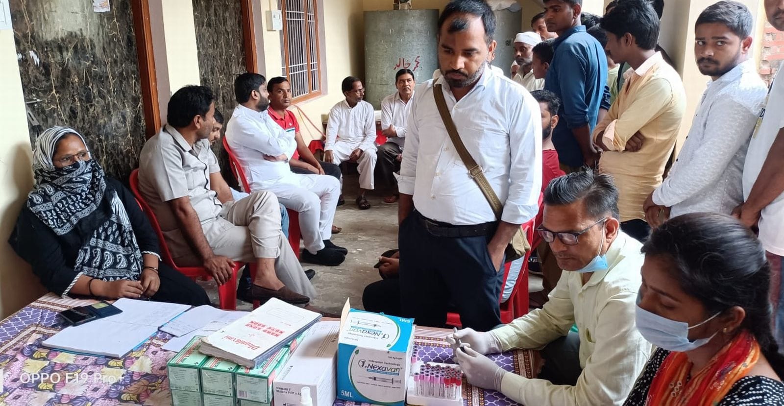 भंद्रा गांव में एंटीलार्वा का छिड़काव करते मलेरिया विभाग के कर्मचारी। संवाद