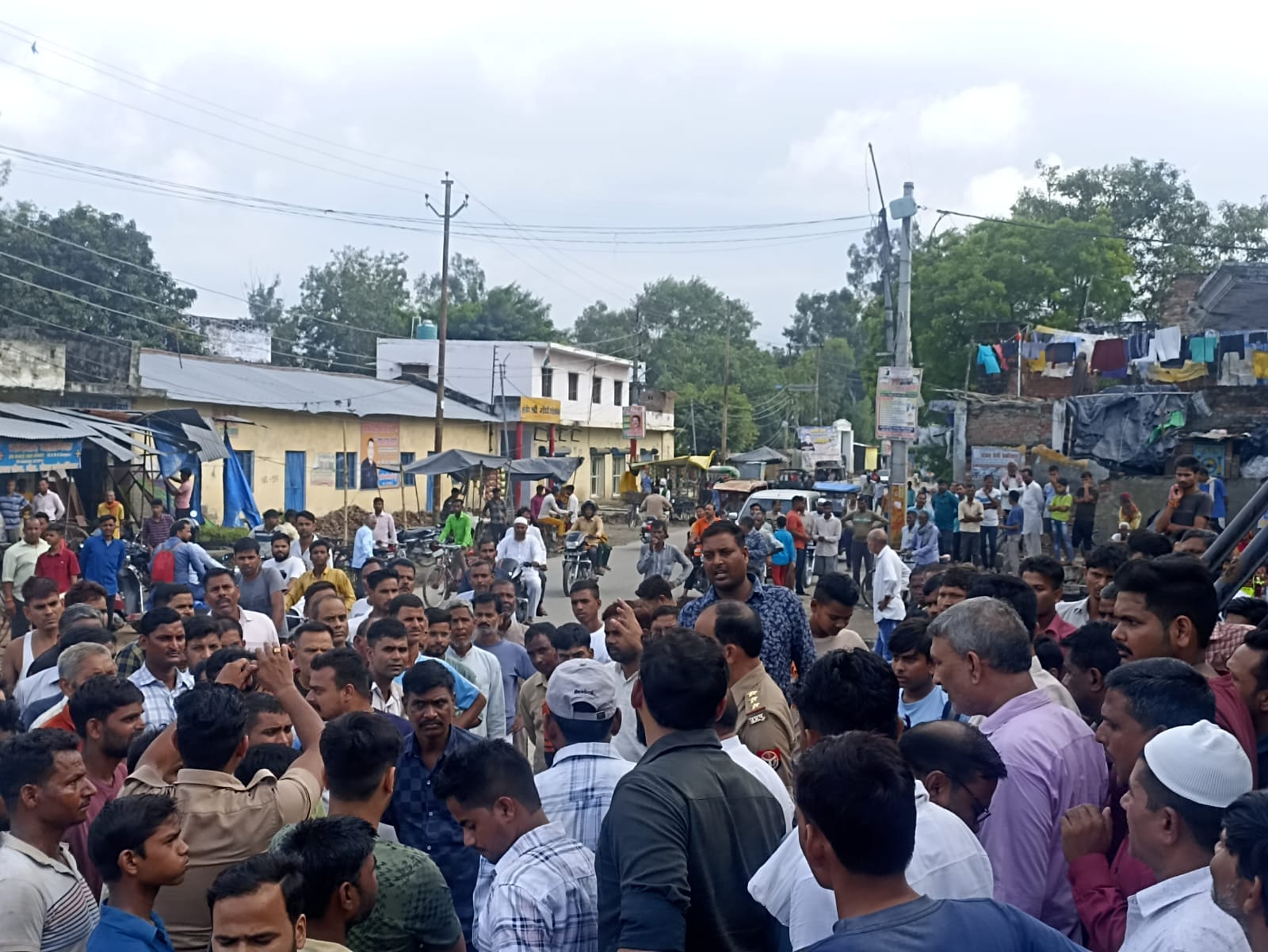 बरखेड़ा में अतिक्रमण हटाने के दौरान थाने की बाउंड्री तोड़ती जेसीबी मशीन । संवाद