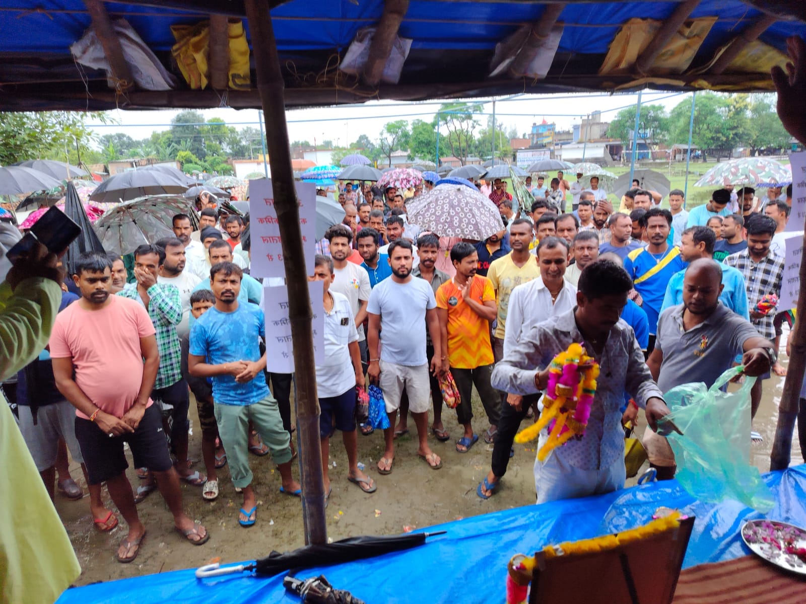गांव चंदिया हजारा में शुरू हुए बेमियादी धरना प्रदर्शन क्रमिक भूख हड़ताल पर बैठे लोग । व अनशन स् गांव चंदिया हजारा में शुरू हुए बेमियादी धरना प्रदर्शन क्रमिक भूख हड़ताल पर बैठे लोग । व अनशन स्