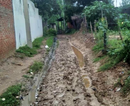 गांव कहार गौटिया में गिरी कच्चे मकान की दीवार। पीड़ित