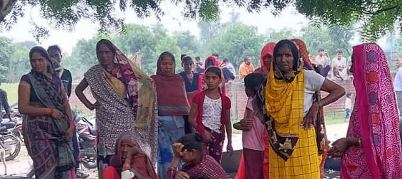 कादरचौक क्षेत्र के गांव लभारी में इसी पोल से पानी में उतरा हाईटेंशन लाइन का करंट। संवाद