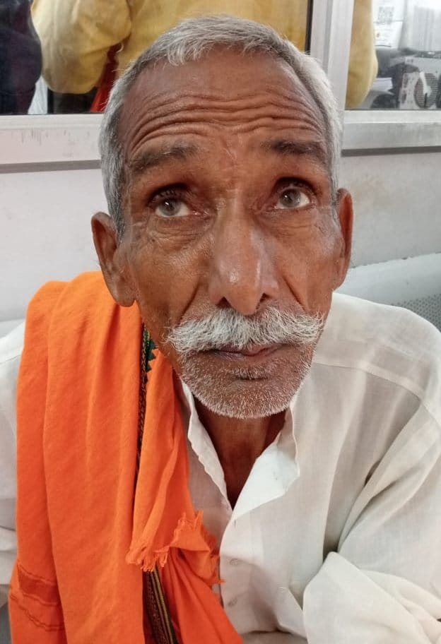 प्रधान डाक घर में आधर कार्ड अपग्रेट कराने को आये अपनी बारी के इंतजार में बैठे लोग। संवाद प्रधान डाक घर में आधर कार्ड अपग्रेट कराने को आये अपनी बारी के इंतजार में बैठे लोग। संवाद
