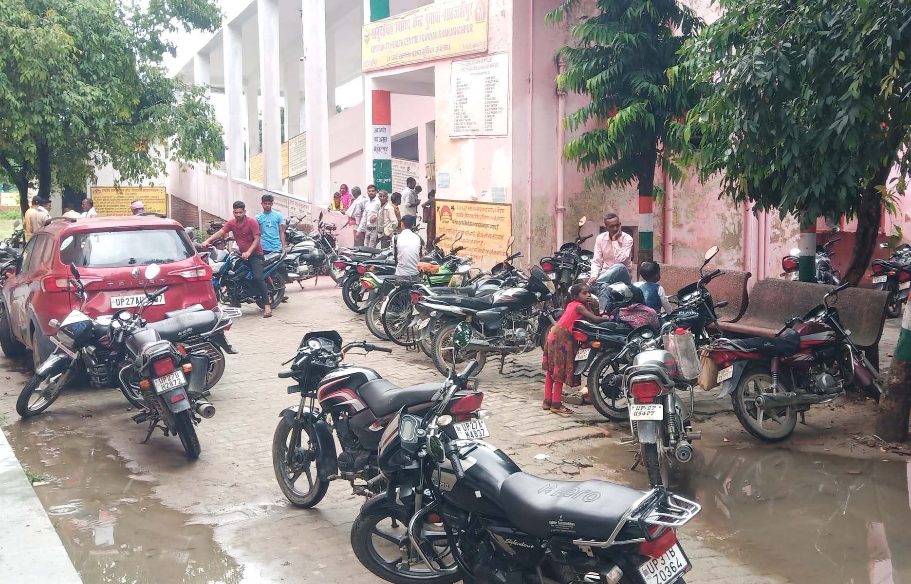 पुवायां सीएचसी के दवा वितरण काउंटर पर लगी रोगियों की भीड़। संवाद पुवायां सीएचसी के दवा वितरण काउंटर पर लगी रोगियों की भीड़। संवाद