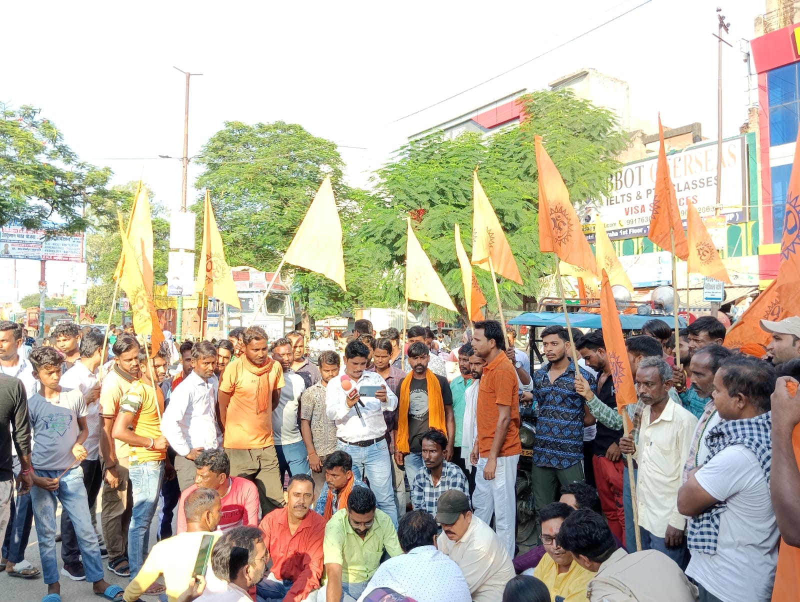 शहर के छतरी चौराहे पर जाम के दौरान हिंदूवादी संगठन के पदाधिकारी से वार्ता करती पुलिस । संवाद