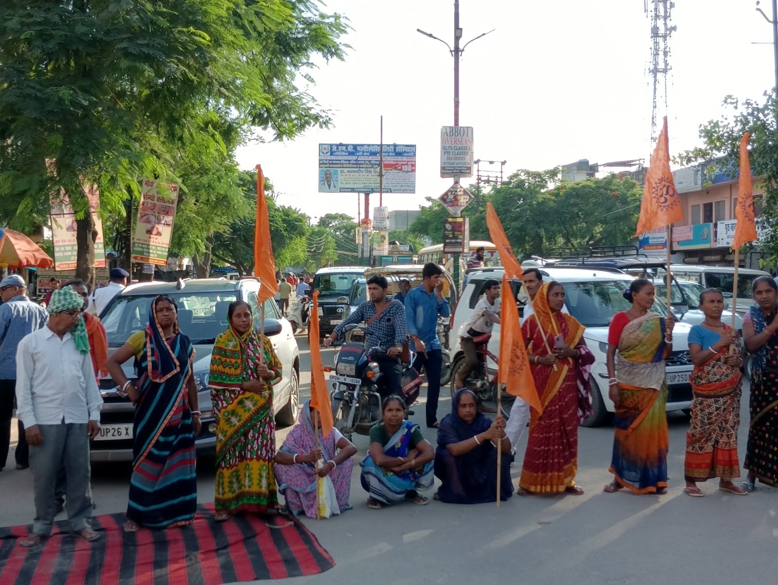 शहर के छतरी चौराहे पर जाम के दौरान हिंदूवादी संगठन के पदाधिकारी से वार्ता करती पुलिस । संवाद