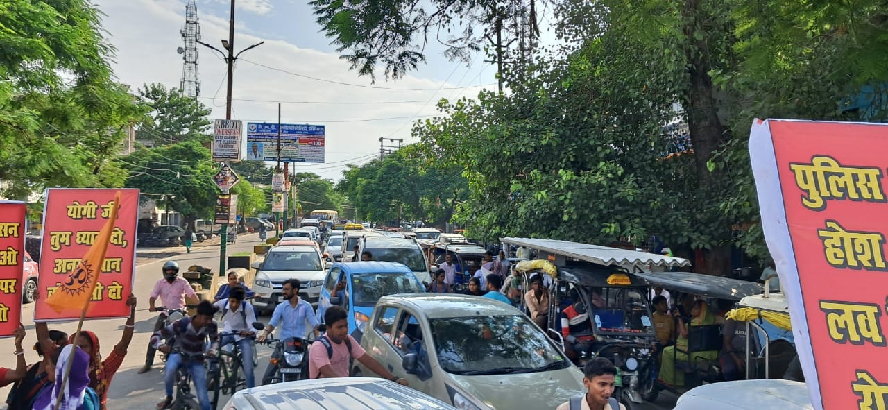 शहर के छतरी चौराहे पर जाम के दौरान हिंदूवादी संगठन के पदाधिकारी से वार्ता करती पुलिस । संवाद