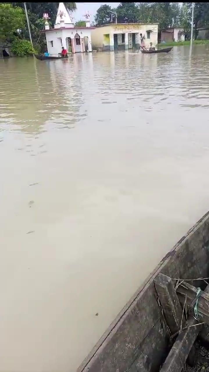 शारदा उफनाने से गांव चंदिया हजारा में हुआ जलभराव । स्त्रोत - बाढ़ पीड़ित