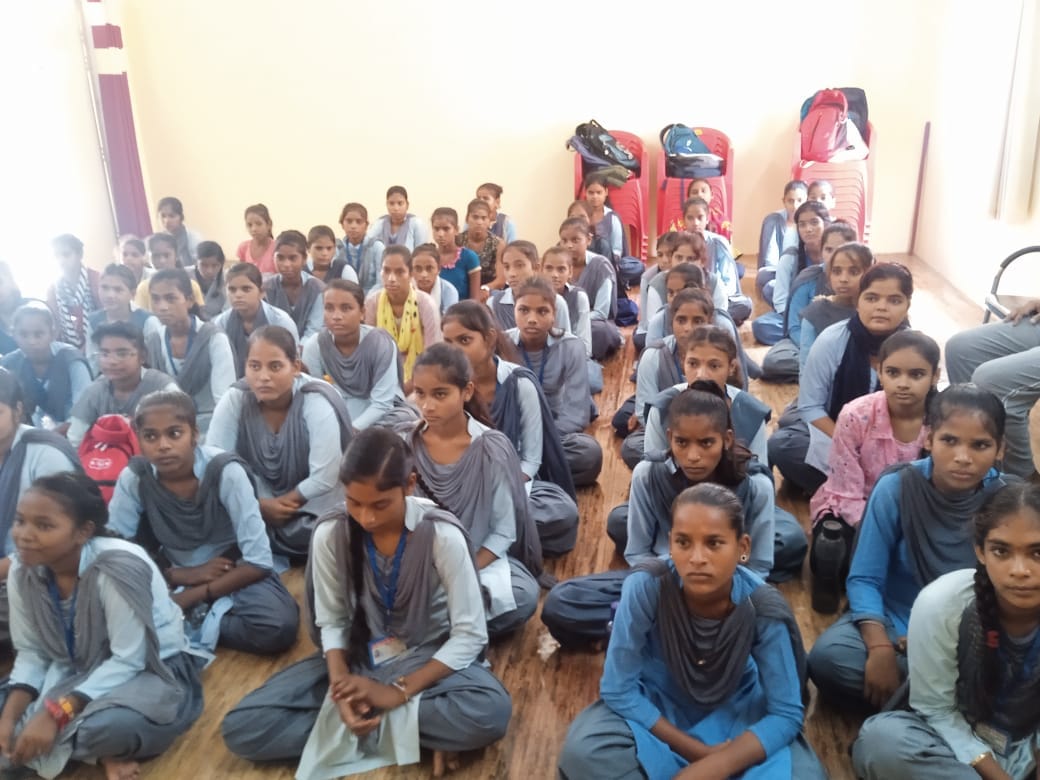 बीसलपुर के जनता इंटर कॉलेज में अपराजिता कार्यक्रम में बोलती डॉ.अलका मेहरा । संवाद