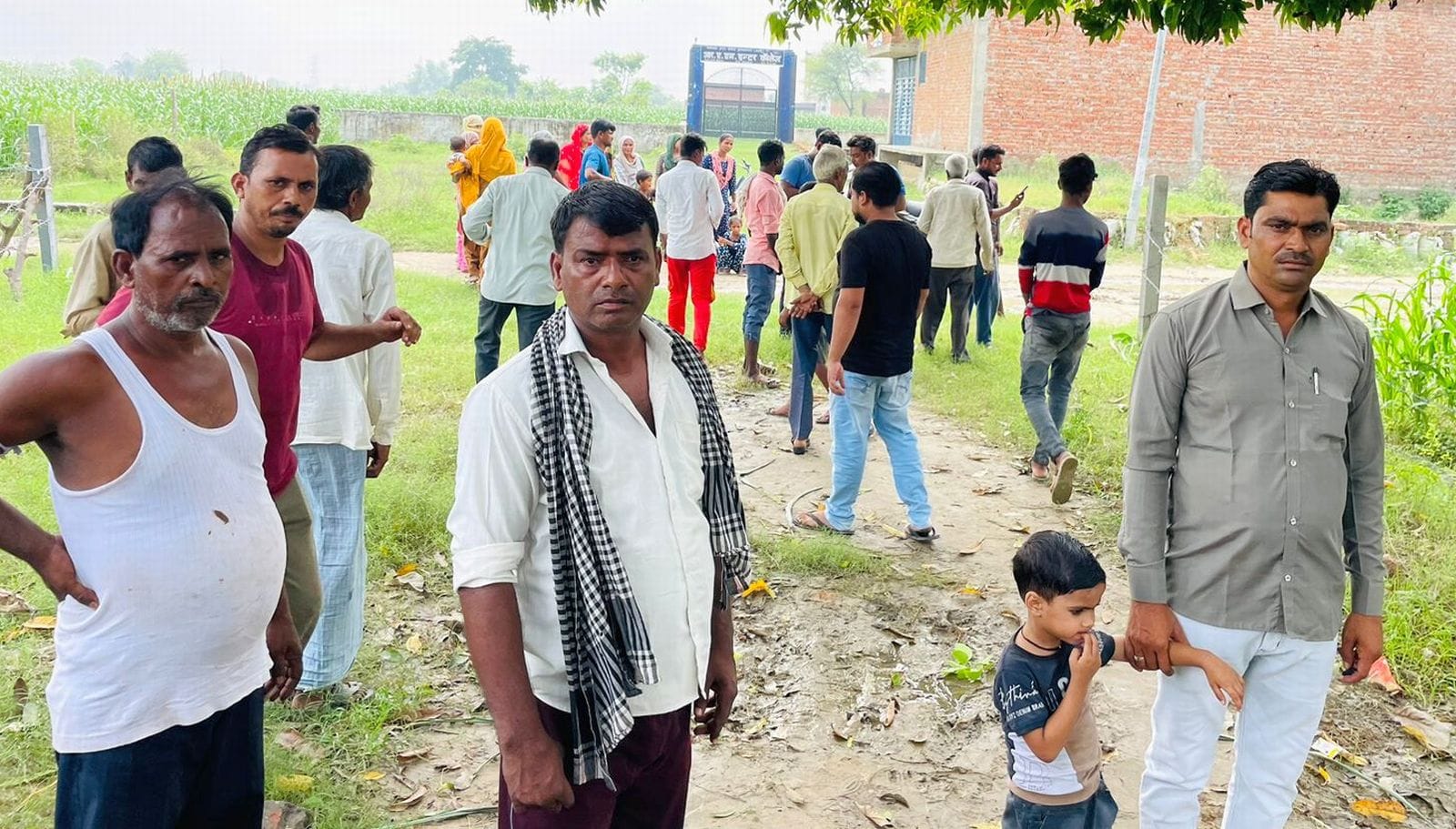 घटना स्थल पर जांच करती पुलिस। संवाद