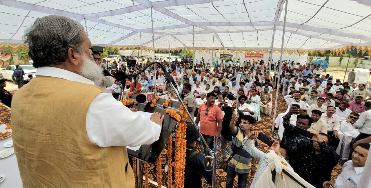 होम्योपैथिक अस्पताल के उद्घाटन के बाद जायजा लेते हुए आयुष मंत्री अनिल विज व अन्य होम्योपैथिक अस्पताल के उद्घाटन के बाद जायजा लेते हुए आयुष मंत्री अनिल विज व अन्य
