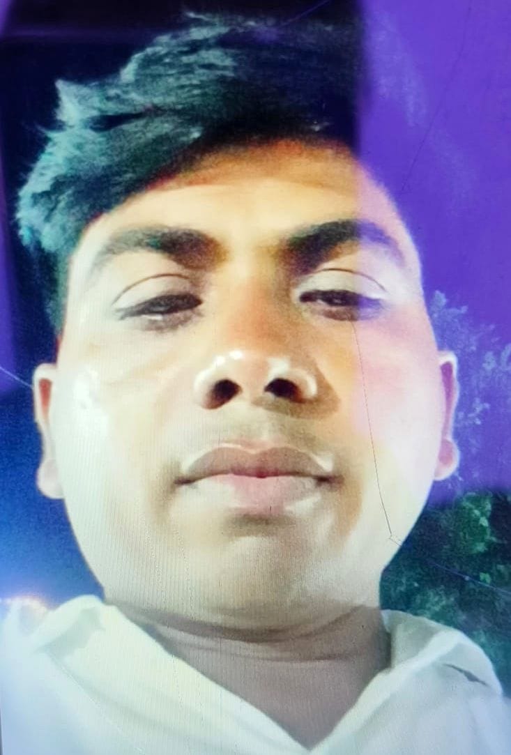 जिला अस्पताल में इलाज के दौरान बाली यादव की मौत के बाद छानबीन करती पुलिस व रोते बिलखते         