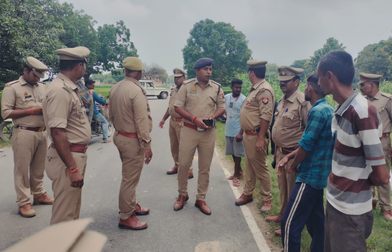 जेठवारा थाना क्षेत्र के हरि का पुरवा में बदमाशों के हमले में घायल लूट का शिकार टाइनी शाखा संचा
