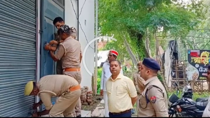 कसया में छापेमारी के दौरान महिलाओं को थाने ले जाती पुलिस। कसया में छापेमारी के दौरान महिलाओं को थाने ले जाती पुलिस।