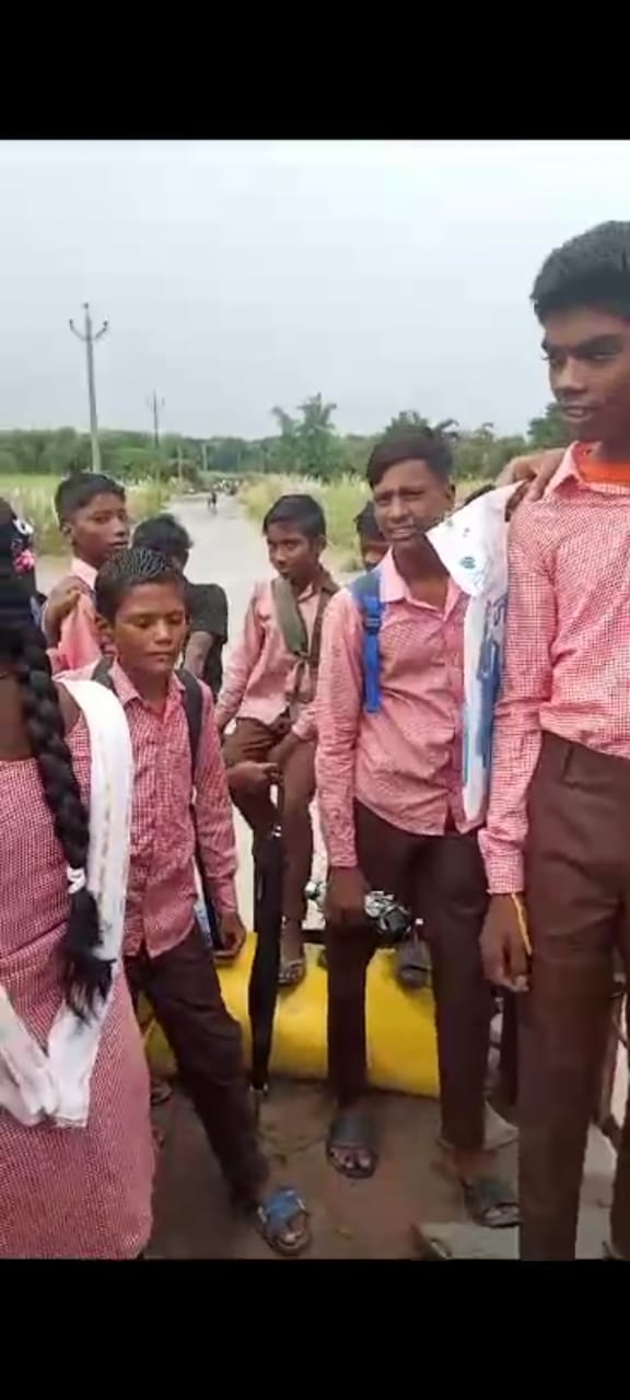 स्कूल में परीक्षा कोे लेकर छात्रो से जानकारी करते बीएसए । स्त्रोत - शिक्षक