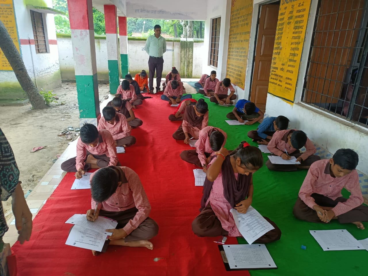 स्कूल में परीक्षा कोे लेकर छात्रो से जानकारी करते बीएसए । स्त्रोत - शिक्षक