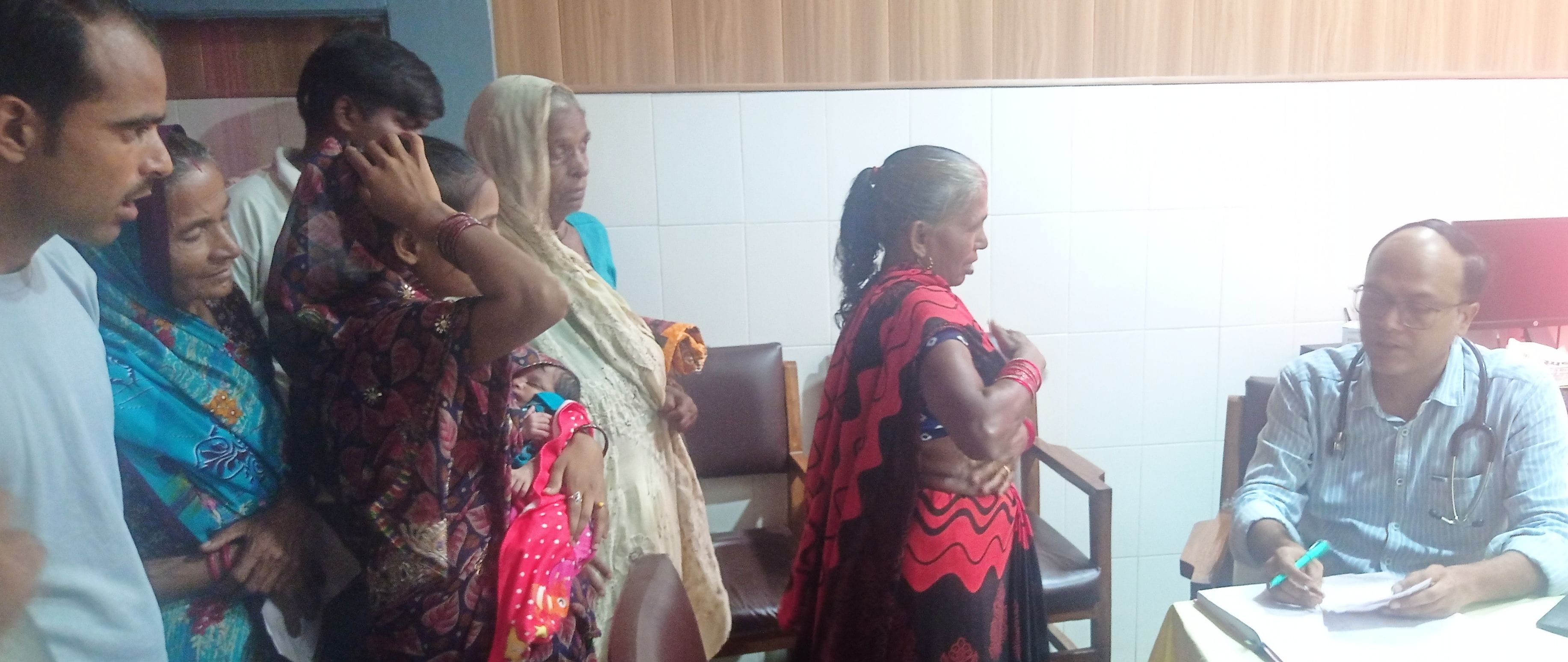 तिलहर सीएचसी पर पर्चा बनवाने के लिए मरीजों की लगी भीड़। संवाद