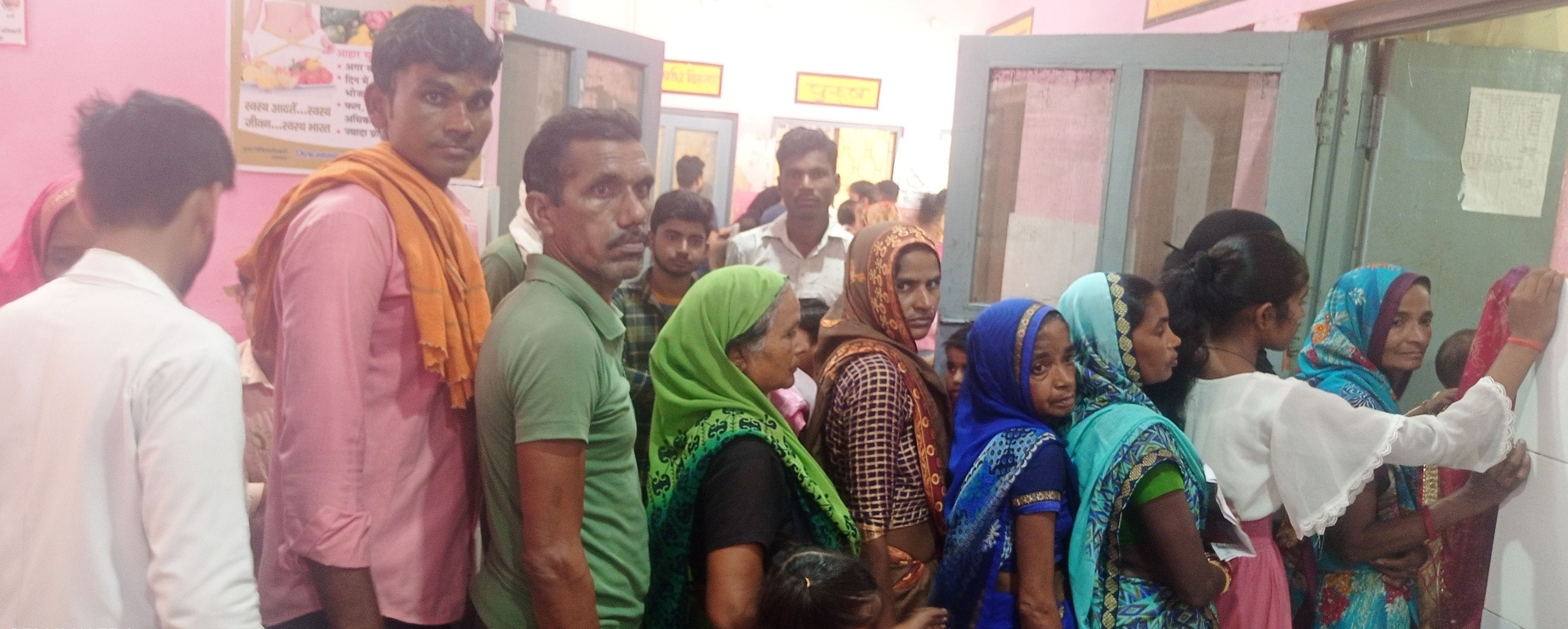 तिलहर सीएचसी पर पर्चा बनवाने के लिए मरीजों की लगी भीड़। संवाद