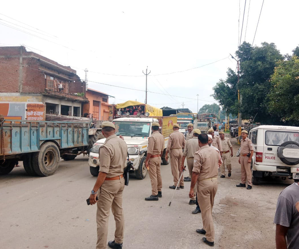 धरना स्थल पर व्यापारियों को समझाते सीओ चंद्रपाल सिंह। संवाद