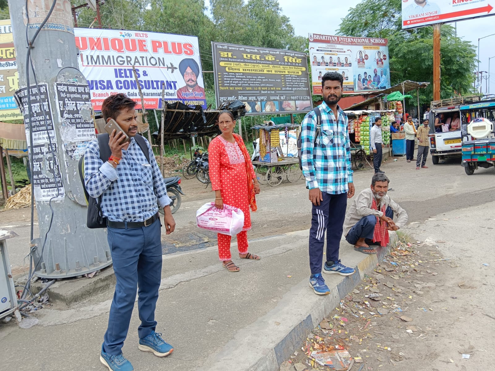 असम हाईवे के खुटार चौराहे पर वाहनो का इंतजार करते लोग । संवाद