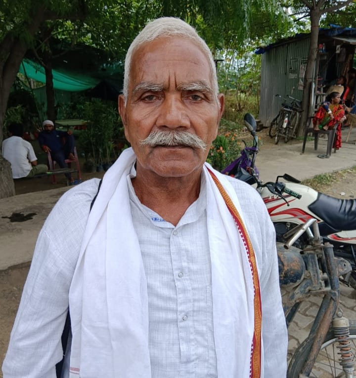 असम हाईवे के खुटार चौराहे पर वाहनो का इंतजार करते लोग । संवाद