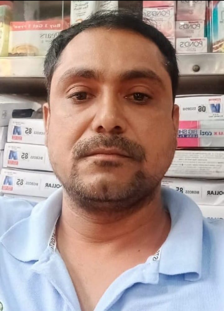 असम हाईवे के खुटार चौराहे पर वाहनो का इंतजार करते लोग । संवाद