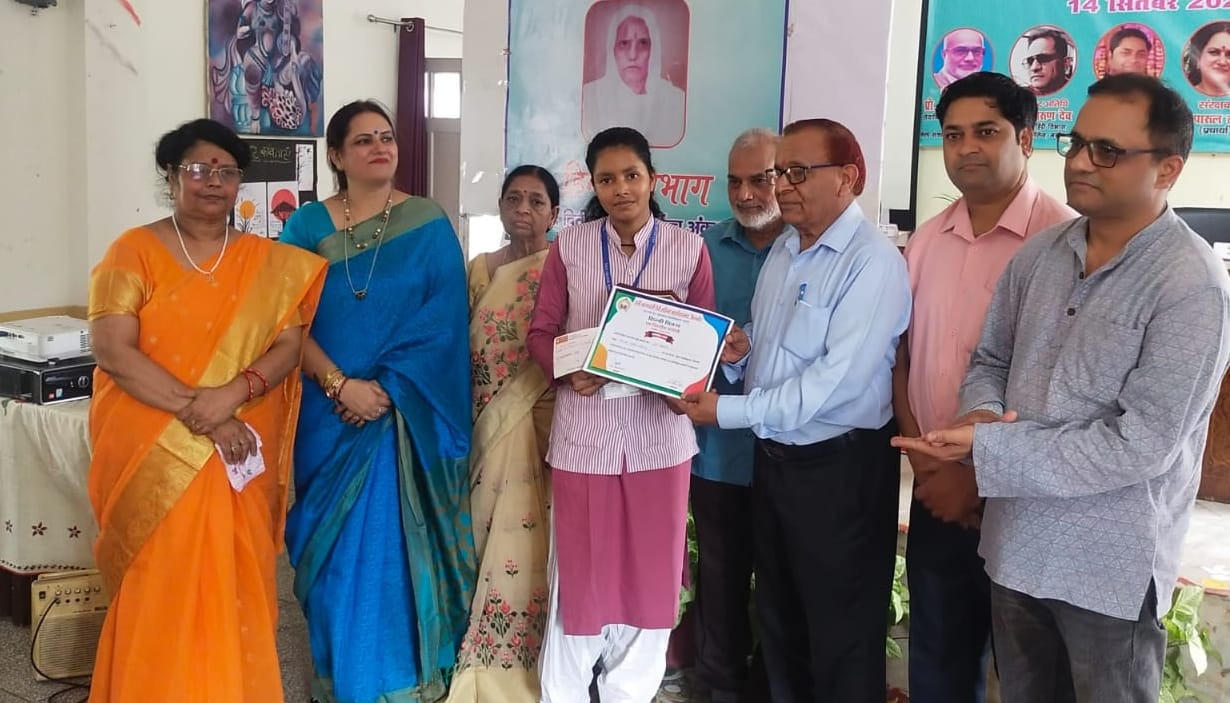 बिजनौर में हिंदी दिवस पर विवेक कॉलेज में आयोजित कार्यक्रम में भाग लेते छात्र छात्राएं। स्रोत श बिजनौर में हिंदी दिवस पर विवेक कॉलेज में आयोजित कार्यक्रम में भाग लेते छात्र छात्राएं। स्रोत श