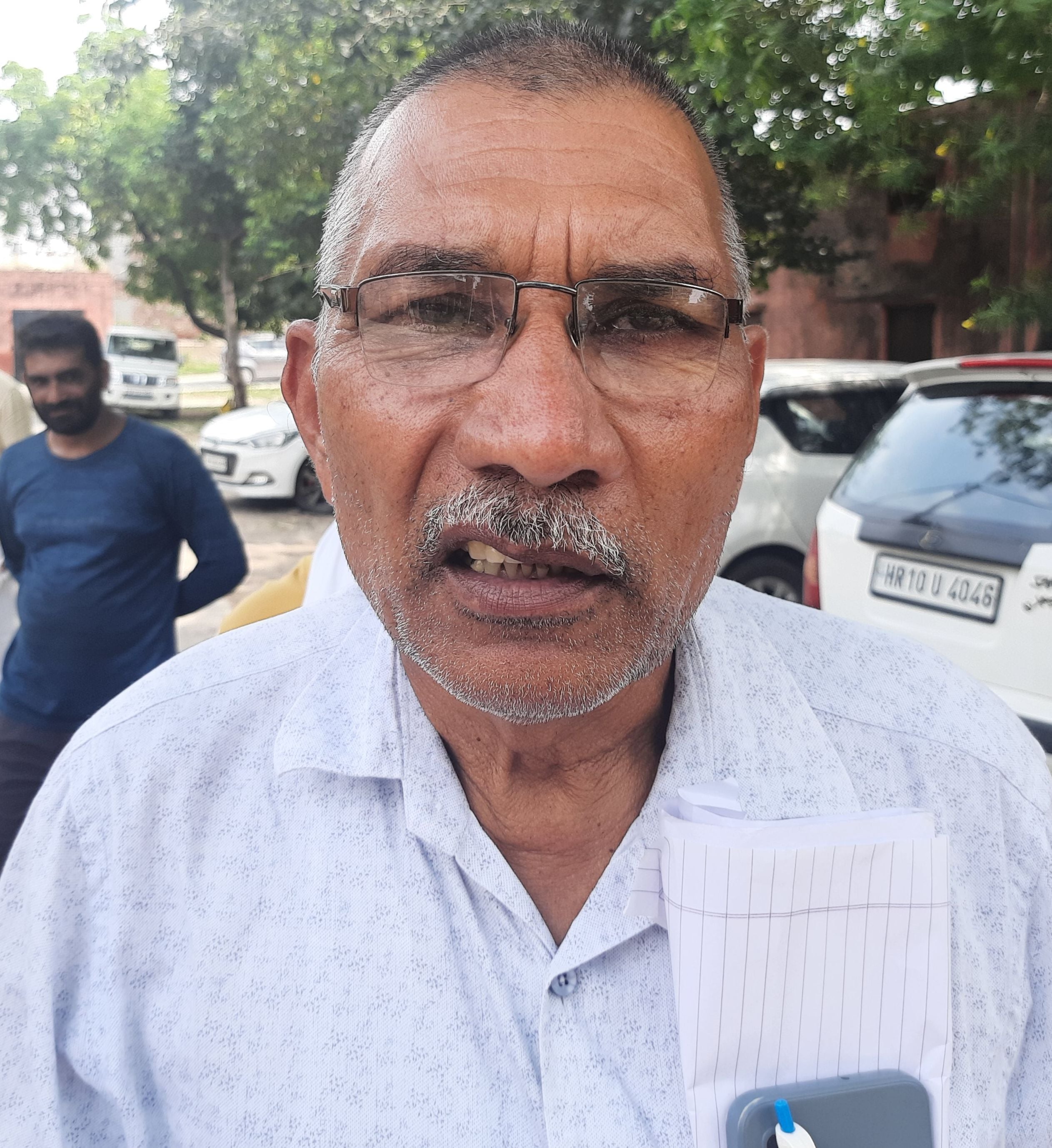 फोटो 30. बिजली निगम कार्यालय में अपनी शिकायत लेकर पहुंचे उपभोक्ता रोष व्यक्त करते हुए। संवाद