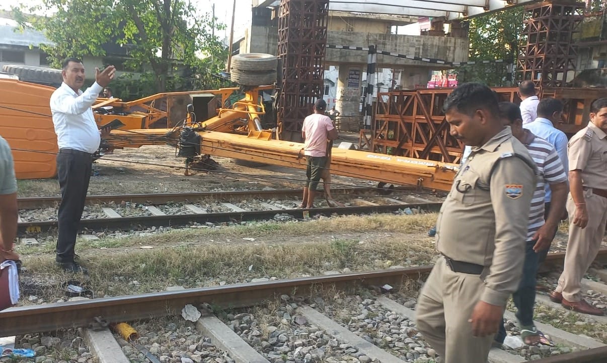 काशीपुर आरोबी के नीचे से निकालते पलटी क्रेन। संवाद काशीपुर आरोबी के नीचे से निकालते पलटी क्रेन। संवाद
