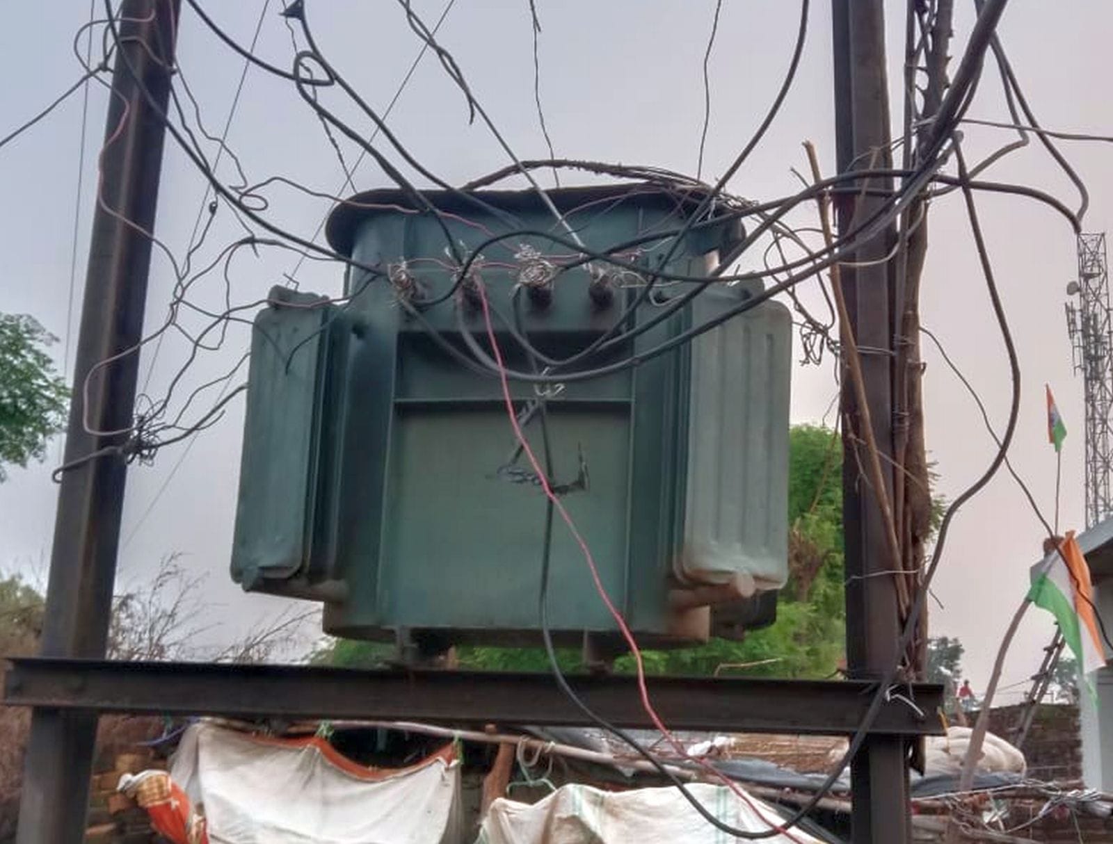 दिसौलीगंज में फुंका पड़ा ट्रांसफाॅर्मर। संवाद