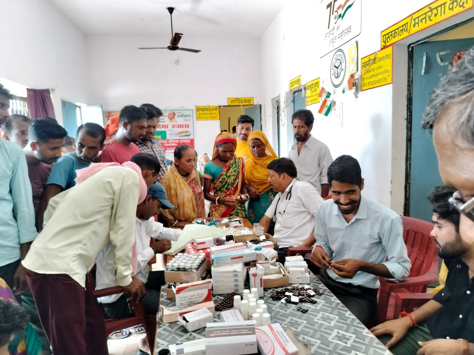 दवा का छिड़काव करता कर्मी ।