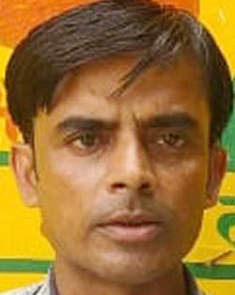 उझानी निवासी कार मालिक शमशुल। संवाद