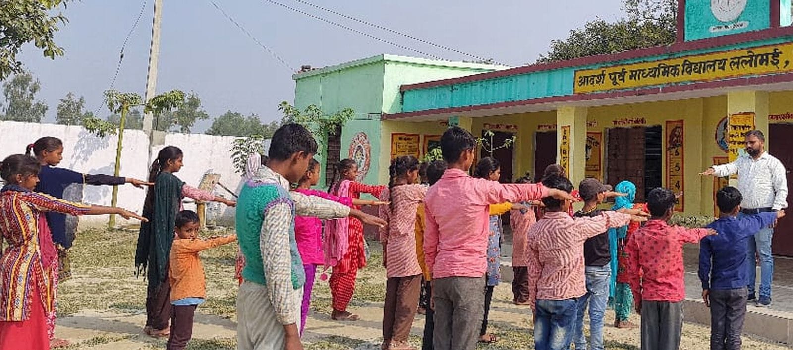 हजरतपुर से लालपुर खादर के बीच सड़क पर भरे पानी में चलती नांव। संवाद