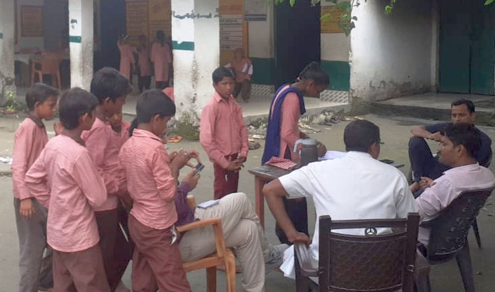 हजरतपुर से लालपुर खादर के बीच सड़क पर भरे पानी में चलती नांव। संवाद