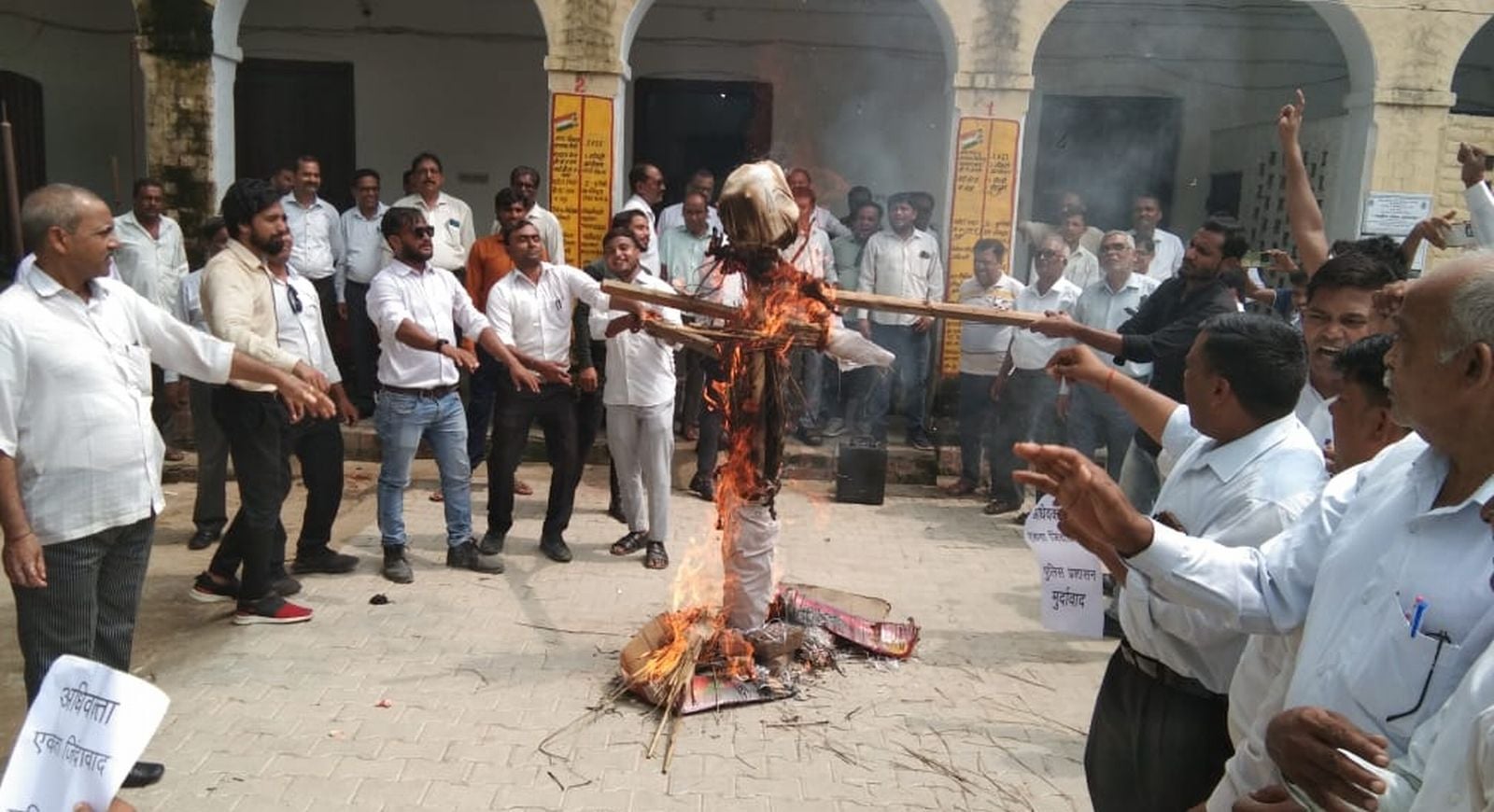 कलक्ट्रेट तिराहे पर मुख्यमंत्री का पुतला फूंकने पहुंचे सिविल वार के वकील। संवाद कलक्ट्रेट तिराहे पर मुख्यमंत्री का पुतला फूंकने पहुंचे सिविल वार के वकील। संवाद