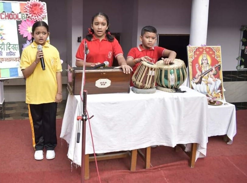 काशीपुर के उदयराज इंटर कॉलेज में आयोजित कार्यक्रम में मौजूद छात्र। संवाद
