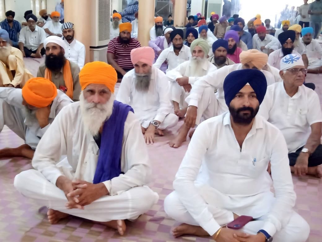 कुटिया साहिब गुरुद्वारे में सबद कीर्तन करता रागी जत्था। संवाद