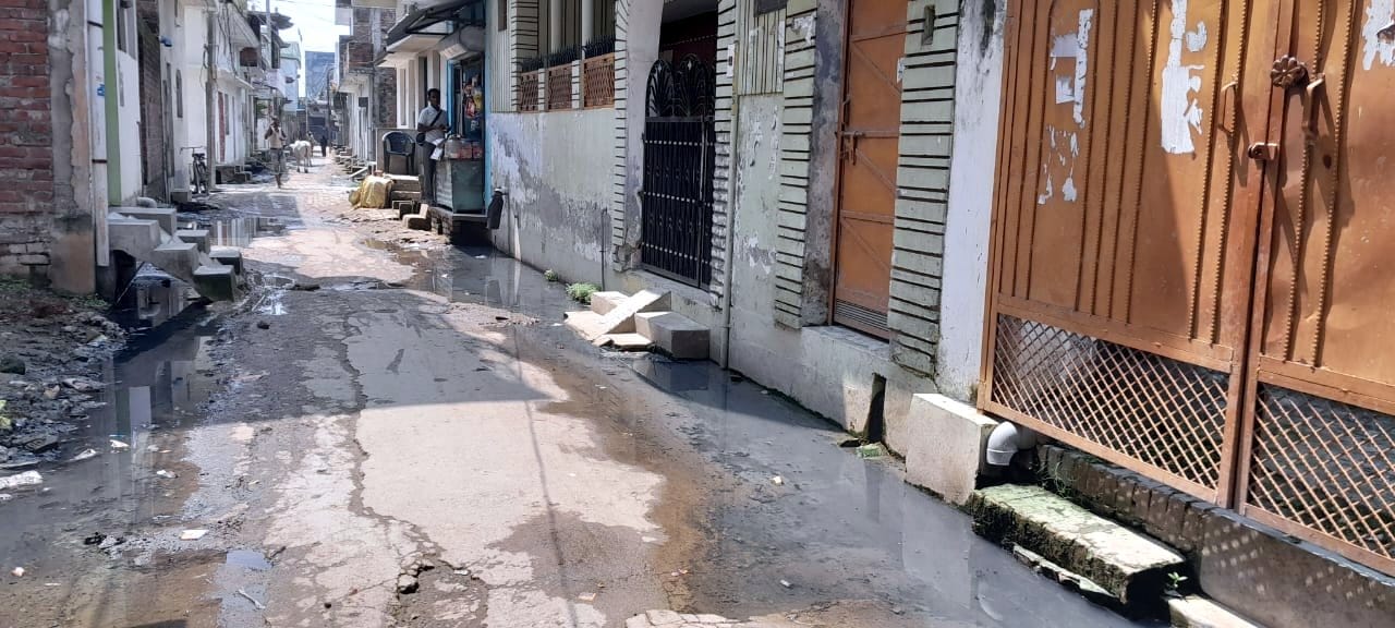महराज नगर की गली में भरा गंदा पानी