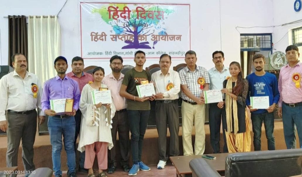 मिर्जापुर के नौरंग सिंह इण्टर काॅलेज में निबन्ध एवं भाषण प्रतियोगिता में भाग लेते प्रतिभागी।संस