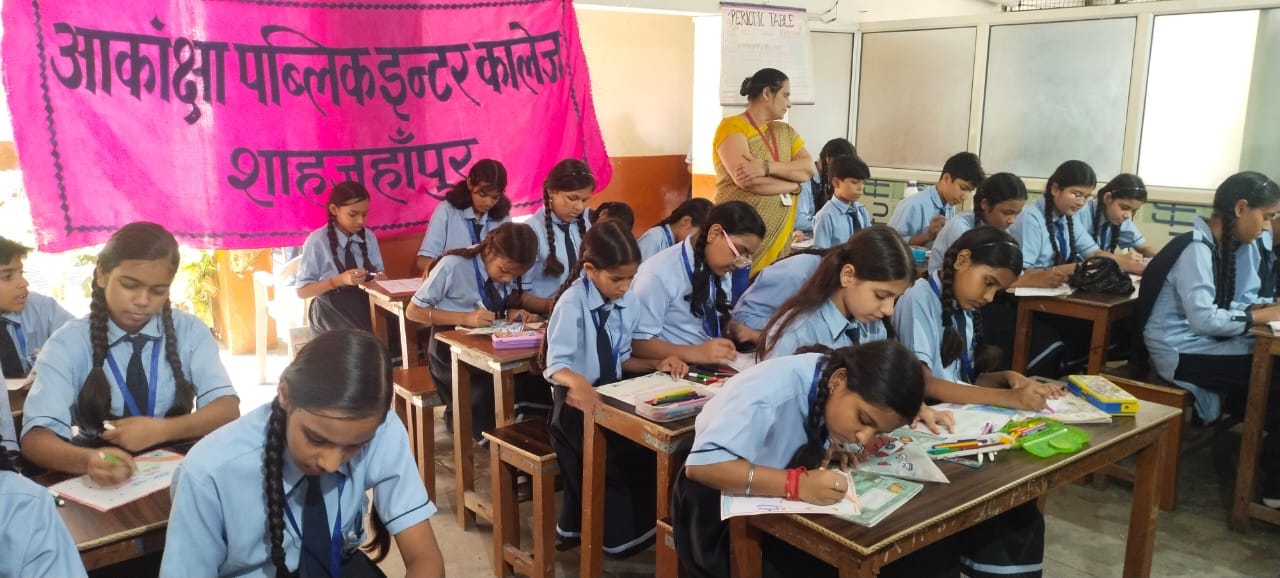 मिर्जापुर के नौरंग सिंह इण्टर काॅलेज में निबन्ध एवं भाषण प्रतियोगिता में भाग लेते प्रतिभागी।संस