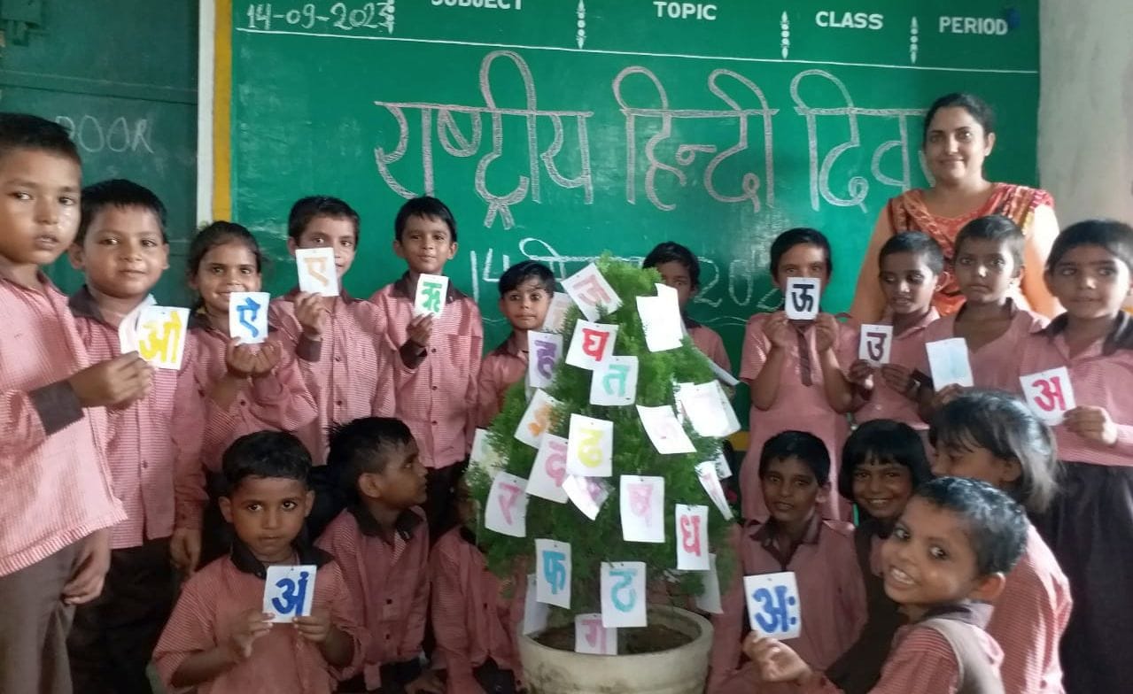 मिर्जापुर के नौरंग सिंह इण्टर काॅलेज में निबन्ध एवं भाषण प्रतियोगिता में भाग लेते प्रतिभागी।संस