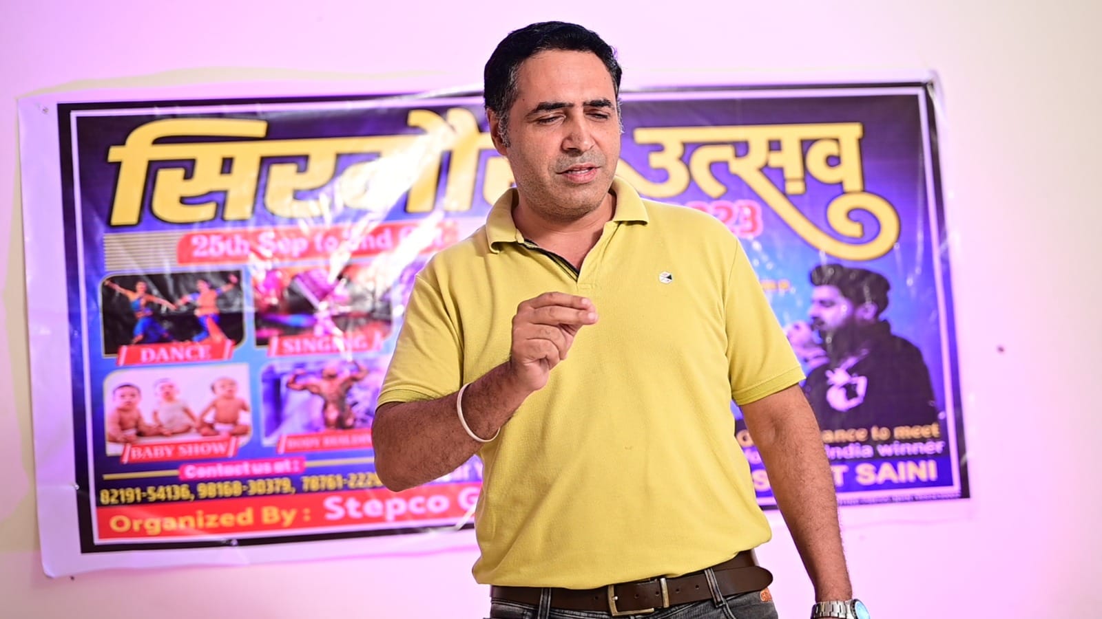 नाहन के लोक निर्माण विभाग विश्राम गृह में सिरमौर उत्सव के लिए डांस का ऑडिशन देता एक कलाकार। संव