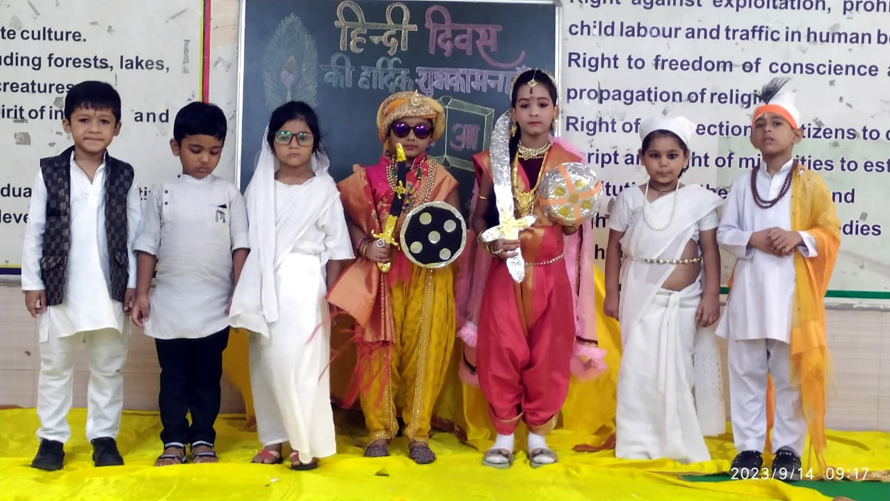 देवनागरी कॉलेज में हिंदी दिवस पर युवाओं को सम्मानित करते जिला युवा अधिकारी डॉ दिनेश यादव व अन्य