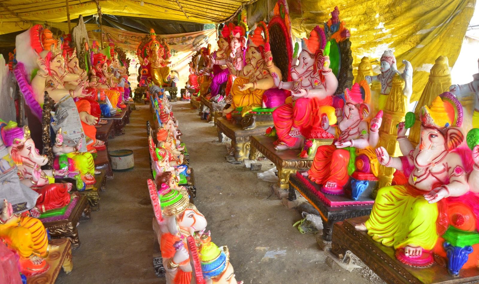 भाजपा कार्यालय के पास गणेश जी की मूर्तियो में रंग भरता राजस्थानी कलाकार। संवाद