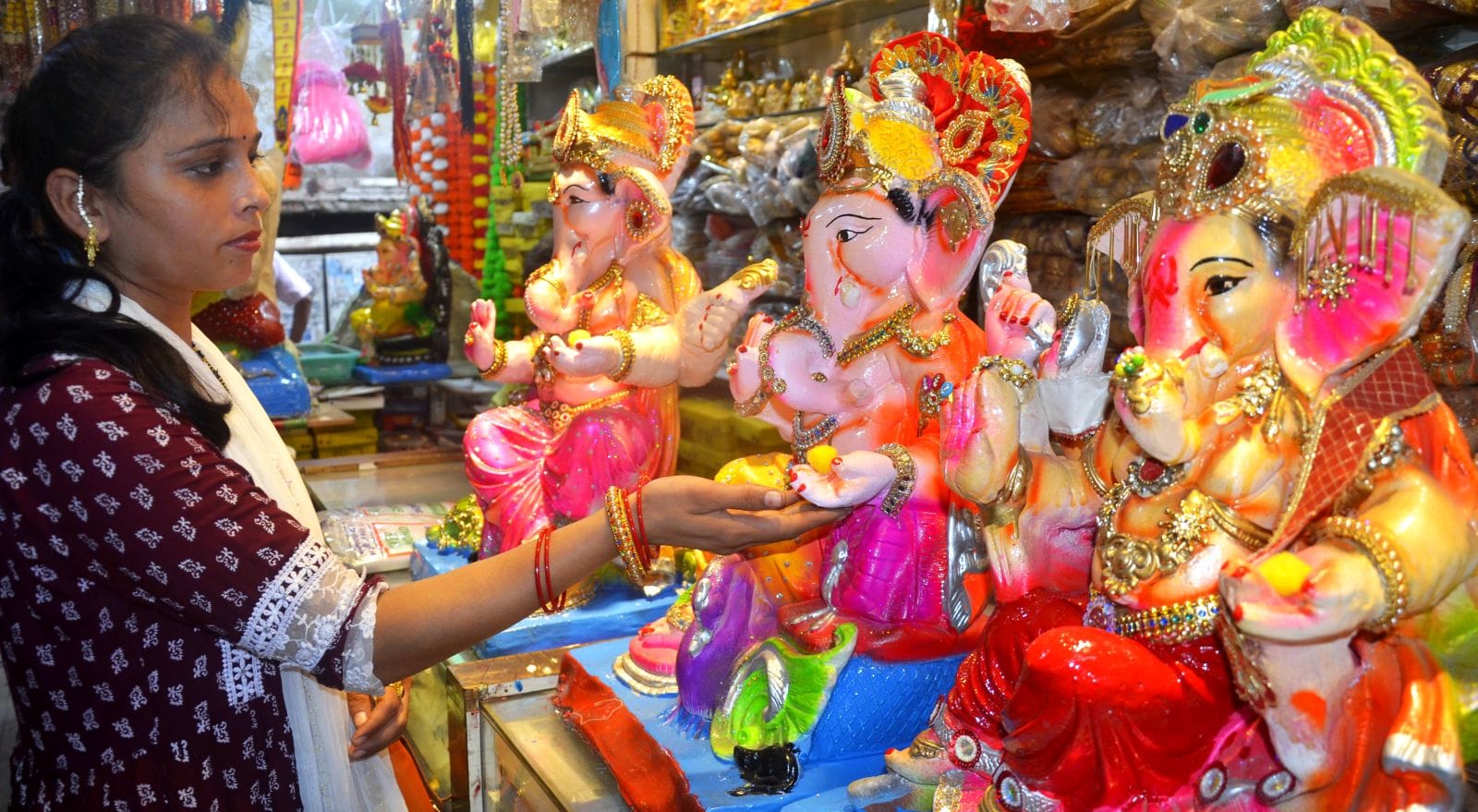 भाजपा कार्यालय के पास गणेश जी की मूर्तियो में रंग भरता राजस्थानी कलाकार। संवाद