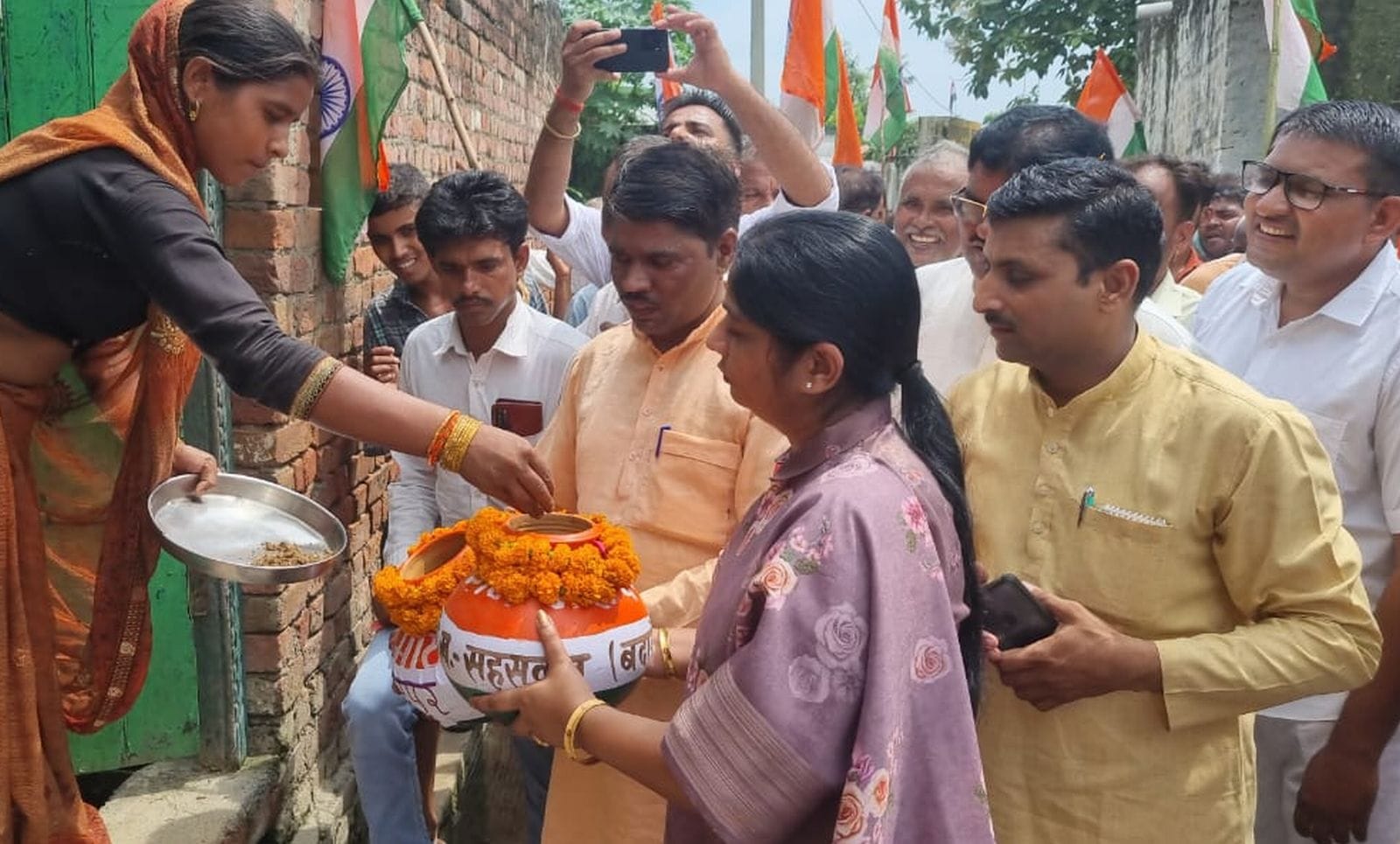 बिनावर में आयोजित अमृत कलश यात्रा कार्यक्रम में शामिल क्षेत्रीय अध्यक्ष दुर्विजय सिंह शाक्य व अ बिनावर में आयोजित अमृत कलश यात्रा कार्यक्रम में शामिल क्षेत्रीय अध्यक्ष दुर्विजय सिंह शाक्य व अ