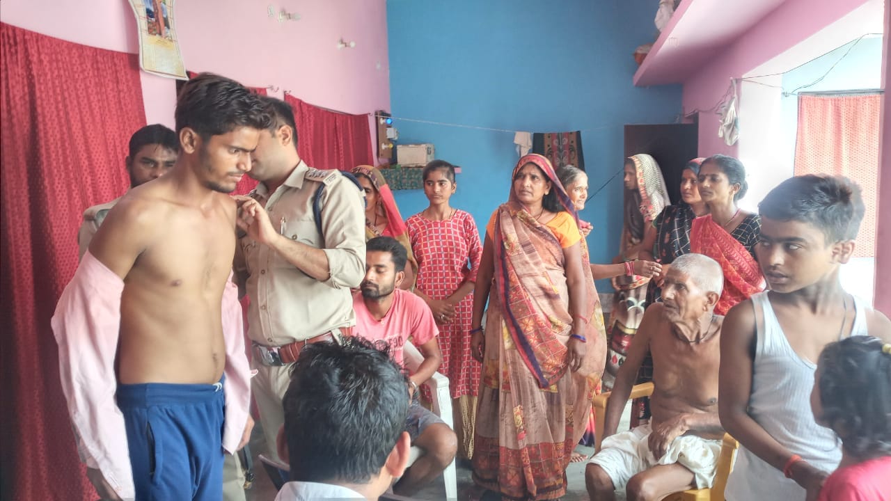 हांथी के हमले से घायल रामपाल हांथी के हमले से घायल रामपाल