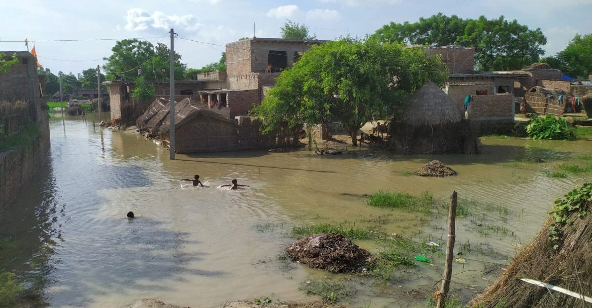 जरियनपुर-जलालाबाद हाईवे बाढ़ और बारिश में कट कर बना गड्ढा। संवाद
